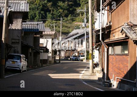 Ine, Giappone; 1 ottobre 2023: Vista delle strade del bellissimo villaggio di pescatori di Ine nel nord di Kyoto. Foto Stock