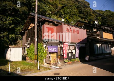 Ine, Giappone; 1 ottobre 2023: Ristorante giapponese a Ine Fishing fillage a nord di Kyoto. Foto Stock