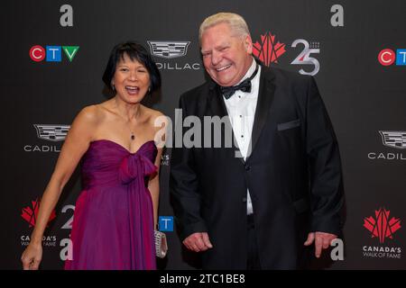 Toronto, Canada. 2 dicembre 2023. Il suo culto Olivia Chow, Sindaco di Toronto, l'onorevole Doug Ford, Premier dell'Ontario, assiste al Canada Walk of Fame Gala al Metro Convention Centre di Toronto. Il Canada's Walk of Fame Gala è un evento formale tenuto a Toronto, che riconosce figure canadesi di rilievo. La serata si svolge con un ricevimento su tappeto rosso, culminando con una cerimonia di premiazione che commemora i contributi di individui illustri al paesaggio culturale del paese. Credito: SOPA Images Limited/Alamy Live News Foto Stock