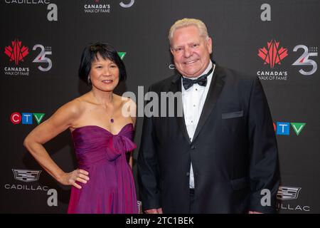 Toronto, Canada. 2 dicembre 2023. Il suo culto Olivia Chow, Sindaco di Toronto, l'onorevole Doug Ford, Premier dell'Ontario, assiste al Canada Walk of Fame Gala al Metro Convention Centre di Toronto. Il Canada's Walk of Fame Gala è un evento formale tenuto a Toronto, che riconosce figure canadesi di rilievo. La serata si svolge con un ricevimento su tappeto rosso, culminando con una cerimonia di premiazione che commemora i contributi di individui illustri al paesaggio culturale del paese. Credito: SOPA Images Limited/Alamy Live News Foto Stock