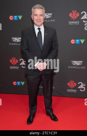 Toronto, Canada. 2 dicembre 2023. Rick Mercer partecipa al gala della Walk of Fame del Canada al Metro Convention Centre di Toronto. Il Canada's Walk of Fame Gala è un evento formale tenuto a Toronto, che riconosce figure canadesi di rilievo. La serata si svolge con un ricevimento su tappeto rosso, culminando con una cerimonia di premiazione che commemora i contributi di individui illustri al paesaggio culturale del paese. (Foto di Shawn Goldberg/SOPA Images/Sipa USA) credito: SIPA USA/Alamy Live News Foto Stock