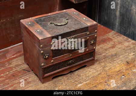 traditional Chinese style wood jewellery box Foto Stock