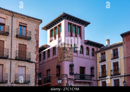 Palazzi e vecchie case nel centro storico della città medievale di Siguenza, Guadalajara. Foto Stock