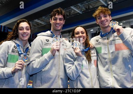 Jasmine Nocentini, Lorenzo Zazzeri, Silvia di Pietro e Alessandro Miressi d'Italia mostrano la medaglia d'argento dopo aver gareggiato nella 4x50 m Freestyle Relay Mixed Final durante i Campionati europei di nuoto a corto corso al complesso Olimpico de Natație Otopeni di Otopeni (Romania), 9 dicembre 2023. Foto Stock