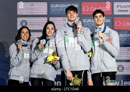 Silvia di Pietro, Jasmine Nocentini, Alessandro Miressi e Lorenzo Zazzeri d'Italia mostrano la medaglia d'argento dopo aver gareggiato nella 4x50 m Freestyle Relay Mixed Final durante i Campionati europei di nuoto a corto corso al complesso Olimpico de Natație Otopeni di Otopeni (Romania), 9 dicembre 2023. Foto Stock