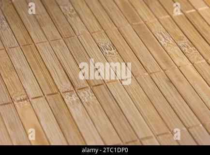 Un muro fatto di pezzi di legno di bambù. Foto Stock