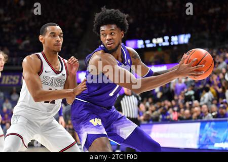 9 dicembre 2023: L'attaccante dei Washington Huskies Keion Brooks Jr. (1) tiene il pallone lontano durante la partita di basket NCAA tra i Gonzaga Bulldogs e i Washington Huskies all'HEC Edmundson Pavilion di Seattle, WA. Washington sconfisse Gonzaga 78-73. Steve Faber/CSM Foto Stock