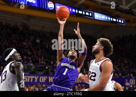 9 dicembre 2023: L'attaccante dei Washington Huskies Keion Brooks Jr. (1) si eleva per un tiro durante la partita di basket NCAA tra i Gonzaga Bulldogs e i Washington Huskies all'HEC Edmundson Pavilion di Seattle, WA. Washington sconfisse Gonzaga 78-73. Steve Faber/CSM (immagine di credito: © Steve Faber/Cal Sport Media) Foto Stock