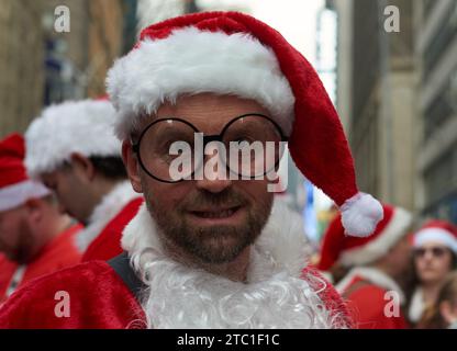 New York, New York, USA. 9 dicembre 2023. L'annuale tradizione dei pub crawl di Santacon, dove tutti i partecipanti devono vestirsi con un costume a tema natalizio, torna a New York per il suo 25° anno. (Immagine di credito: © Edna Leshowitz/ZUMA Press Wire) SOLO USO EDITORIALE! Non per USO commerciale! Foto Stock