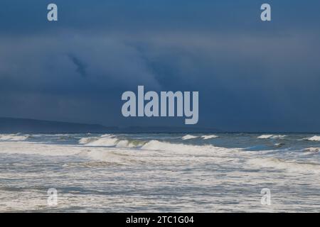 Onde ondulate e cieli scuri dalla spiaggia di Findhorn. Findhorn, Morayshire, Scozia Foto Stock