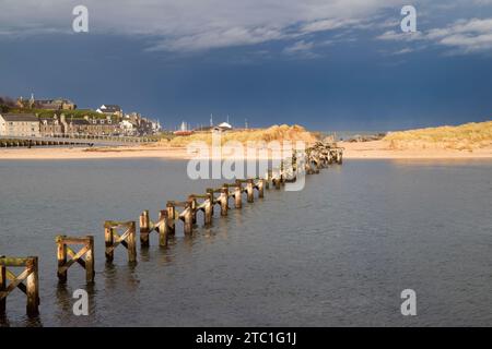 Il vecchio ponte pedonale si erge nel mare nel pomeriggio. Lossiemouth, Morayshire, Scozia Foto Stock