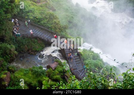 i visitatori camminano lungo il sentiero inferiore. parco nazionale delle cascate di iguazú sul lato argentino. argentina. sud america Foto Stock