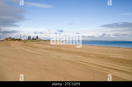 la vasta spiaggia di fronte alle vecchie acciaierie corus prima di essere demolita nel 2015 a redcar cleveland nel nord dello yorkshire Foto Stock