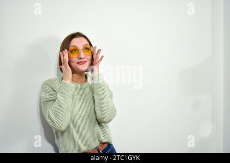 Un ritratto di una giovane donna caucasica che indossa occhiali da sole. Foto Stock