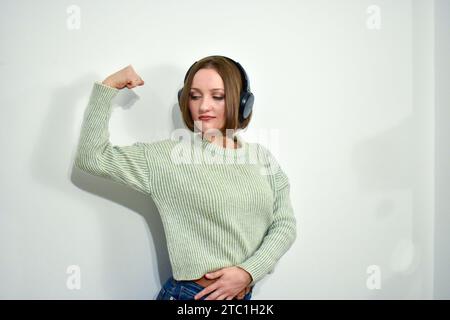 Un ritratto di una giovane donna caucasica che indossa delle cuffie. Foto Stock