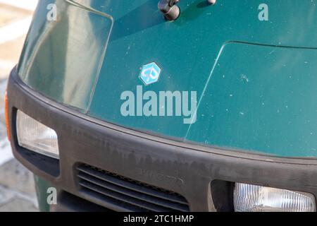 Bordeaux , Francia - 12 04 2023 : Piaggio ape porter testo del marchio italiano furgone piccolo e logo logo cartello davanti al veicolo piccola auto dall'italia Foto Stock