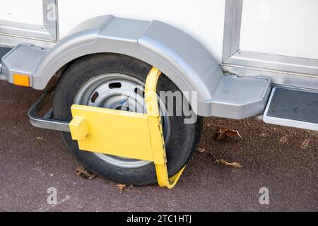 Blocco ruota per sistema antifurto di protezione del rimorchio contro il furto del rimorchio dell'automobile bloccando la rotazione della ruota Foto Stock