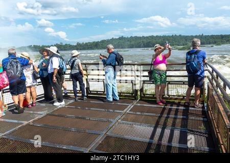 i turisti guardano sopra la gola del diavolo, la parte più alta e profonda del parco nazionale delle cascate di iguazú. argentina. sud america Foto Stock