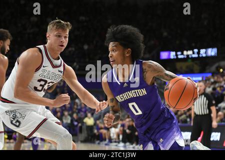 9 dicembre 2023: La guardia dei Washington Huskies Koren Johnson (0) guida la linea di base durante la partita di basket NCAA tra i Gonzaga Bulldogs e i Washington Huskies all'HEC Edmundson Pavilion di Seattle, WA. Washington sconfisse Gonzaga 78-73. Corregge una versione precedente di questa foto con una data del titolo errata. Steve Faber/CSM Foto Stock