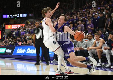 9 dicembre 2023: L'attaccante dei Washington Huskies Moses Wood (13) segna un fallo durante la partita di basket NCAA tra i Gonzaga Bulldogs e i Washington Huskies all'HEC Edmundson Pavilion di Seattle, WA. Washington sconfisse Gonzaga 78-73. Corregge una versione precedente di questa foto con una data del titolo errata. Steve Faber/CSM Foto Stock