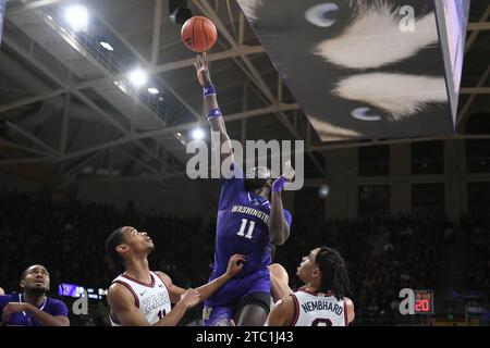 9 dicembre 2023: Il centro dei Washington Huskies Franck Kepnang (11) rilascia un tiro durante la partita di basket NCAA tra i Gonzaga Bulldogs e i Washington Huskies all'HEC Edmundson Pavilion di Seattle, WA. Washington sconfisse Gonzaga 78-73. Corregge una versione precedente di questa foto con una data del titolo errata. Steve Faber/CSM Foto Stock