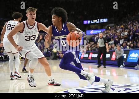 9 dicembre 2023: La guardia dei Washington Huskies Koren Johnson (0) si dirige verso il cesto durante la partita di basket NCAA tra i Gonzaga Bulldogs e i Washington Huskies all'HEC Edmundson Pavilion di Seattle, WA. Washington sconfisse Gonzaga 78-73. Corregge una versione precedente di questa foto con una data del titolo errata. Steve Faber/CSM Foto Stock