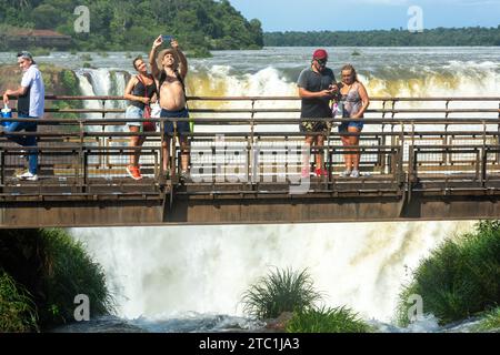 i turisti guardano sopra la gola del diavolo, la parte più alta e profonda del parco nazionale delle cascate di iguazú. argentina. sud america Foto Stock