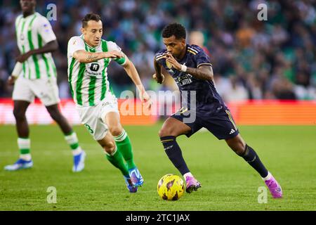 Rodrygo passa al Real Madrid durante la partita di calcio del campionato spagnolo la Liga tra il Real Betis e il Real Madrid il 9 dicembre 2023 allo stadio Benito Villamarin di Siviglia, in Spagna Foto Stock