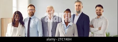 Ritratto ritagliato di uomini d'affari in ufficio che guardano la fotocamera con sicurezza. Foto Stock