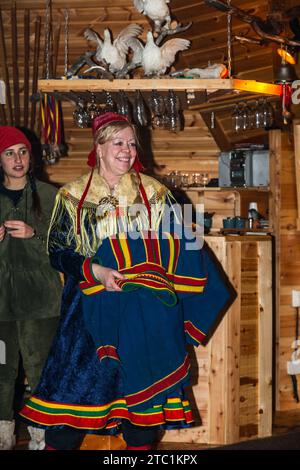 Saariselka, Finlandia: 29 novembre 2010: Donne sami che mostrano abiti tradizionali. Foto Stock