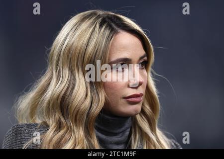 Diletta Leotta giornalista di DAZN guarda in prima linea durante la partita di serie A tra Juventus FC e SSC Napoli allo stadio Allianz l'8 dicembre 2023 a Torino. Foto Stock