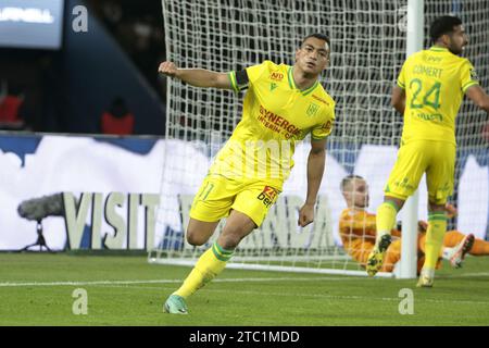 Mostafa Mohamed di Nantes celebra il suo gol durante la partita di calcio del campionato francese di Ligue 1 tra il Paris Saint-Germain e l'FC Nantes il 9 dicembre 2023 allo stadio Parc des Princes di Parigi Foto Stock