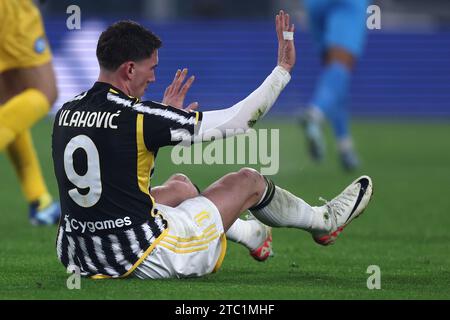 Dusan Vlahovic della Juventus FC si trova a terra durante la partita di serie A tra Juventus FC e SSC Napoli allo stadio Allianz l'8 dicembre 2023 a Torino. Foto Stock