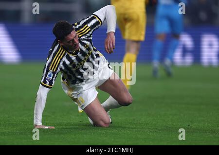 Dusan Vlahovic della Juventus FC si trova a terra durante la partita di serie A tra Juventus FC e SSC Napoli allo stadio Allianz l'8 dicembre 2023 a Torino. Foto Stock