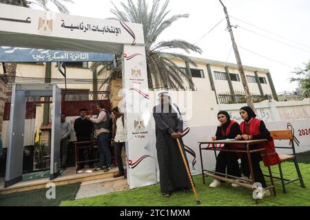 El Arish, Egitto. 10 dicembre 2023. La gente si trova fuori da un seggio elettorale a El-Arish, nel Sinai settentrionale, durante le elezioni presidenziali egiziane del 2023. Crediti: Gehad Hamdy/dpa/Alamy Live News Foto Stock