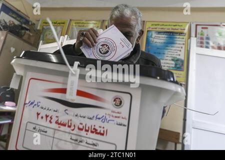 El Arish, Egitto. 10 dicembre 2023. Un uomo pronuncia il suo voto in una sede elettorale a El-Arish, nel Sinai settentrionale, durante le elezioni presidenziali egiziane del 2023. Crediti: Gehad Hamdy/dpa/Alamy Live News Foto Stock