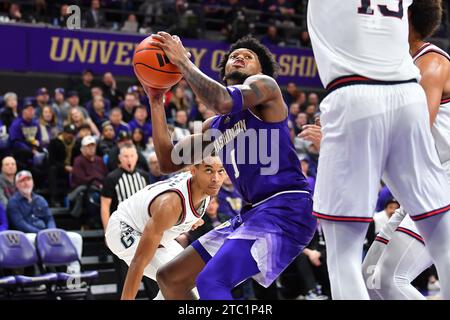 9 dicembre 2023: L'attaccante dei Washington Huskies Keion Brooks Jr. (1) guarda il basket durante la partita di basket NCAA tra i Gonzaga Bulldogs e i Washington Huskies all'HEC Edmundson Pavilion di Seattle, WA. Washington sconfisse Gonzaga 78-73. Steve Faber/CSM (immagine di credito: © Steve Faber/Cal Sport Media) Foto Stock