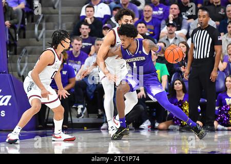 9 dicembre 2023: L'attaccante dei Washington Huskies Keion Brooks Jr. (1) affronta la difesa dei Gonzaga nella seconda metà della partita di basket NCAA tra i Gonzaga Bulldogs e i Washington Huskies all'HEC Edmundson Pavilion di Seattle, WA. Washington sconfisse Gonzaga 78-73. Steve Faber/CSM Foto Stock