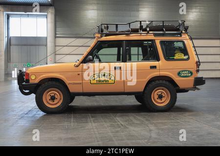 BILBAO, SPAGNA-11 NOVEMBRE 2023: Land Rover Discovery (prima generazione), Camel Trophy Foto Stock