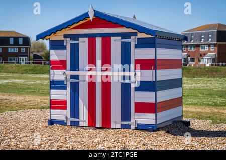 Littlestone, Kent, Inghilterra - 8 maggio 2022: Una capanna sulla spiaggia nei colori dell'Union Jack Foto Stock