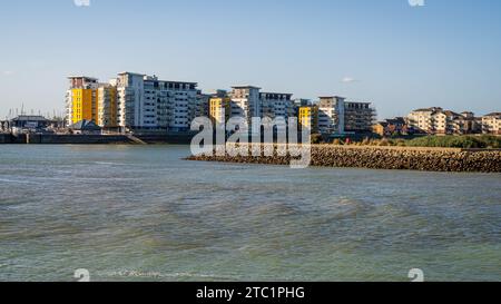 Eastbourne, East Sussex, Inghilterra - 8 maggio 2022: Pevensey Bay and Houses in Sovereign Harbour Foto Stock