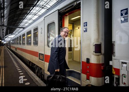 AMSTERDAM - il direttore della NS, Wouter Koolmees, sale a bordo di un'intercity per Berlino presso la stazione centrale di Amsterdam. Il treno internazionale ha un nuovo tempo di percorrenza e arriva a Berlino mezz'ora più velocemente. ANP KOEN VAN WEEL paesi bassi fuori - belgio fuori Foto Stock