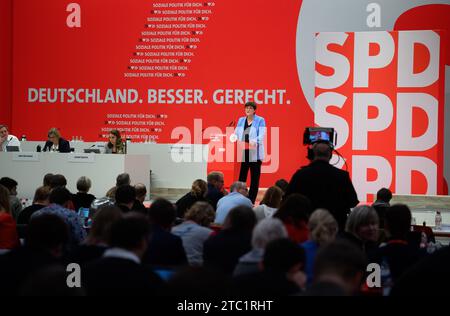 Berlino, Germania. 10 dicembre 2023. Saskia Esken, presidente della SPD, parla alla conferenza nazionale regolare del partito della SPD al Centro esposizioni di Berlino. Dall'8 al 10 dicembre 2023, i delegati hanno in programma di adottare, tra l'altro, una mozione chiave sulla modernizzazione della Germania, con la quale l'SPD vuole posizionarsi per le prossime elezioni federali del 2025. Crediti: Bernd von Jutrczenka/dpa/Alamy Live News Foto Stock