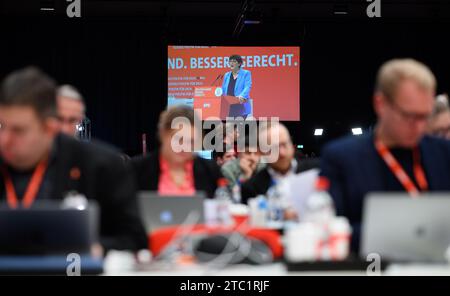 Berlino, Germania. 10 dicembre 2023. Saskia Esken, presidente della SPD, parla alla conferenza nazionale regolare del partito della SPD al Centro esposizioni di Berlino. Dall'8 al 10 dicembre 2023, i delegati hanno in programma di adottare, tra l'altro, una mozione chiave sulla modernizzazione della Germania, con la quale l'SPD vuole posizionarsi per le prossime elezioni federali del 2025. Crediti: Bernd von Jutrczenka/dpa/Alamy Live News Foto Stock