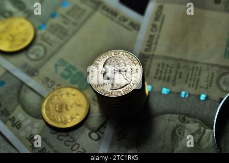 Il dollaro STATUNITENSE è accatastato sotto la valuta indiana di cinquecento rupie insieme alle monete. Foto Stock
