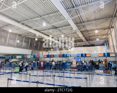 Afines, Grecia - 20 agosto 2023: I passeggeri si trovano vicino ai banchi di check-in dell'aeroporto Foto Stock