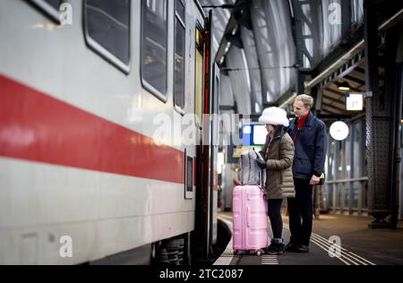 AMSTERDAM - viaggiatori che viaggiano su un intercity per Berlino alla stazione centrale di Amsterdam. Il treno internazionale ha un nuovo tempo di percorrenza e arriva a Berlino mezz'ora più velocemente. ANP KOEN VAN WEEL paesi bassi fuori - belgio fuori Foto Stock