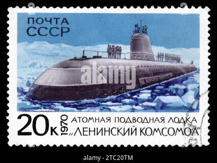 URSS - CIRCA 1970: Un francobollo stampato in URSS che mostra il sottomarino atomico sovietico "Leninsky Komsomol" Foto Stock