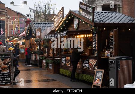 Bancarelle del mercatino di Natale, Broadgate, Coventry, Regno Unito Foto Stock