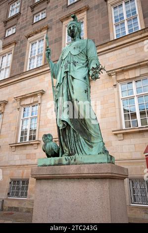 Statua della dea Minerva (dello scultore danese Herman Wilhelm Bissen, 1798-1868) nel cortile del palazzo di Christiansborg, Copenaghen, Danimarca Foto Stock